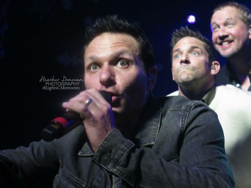 LightsCMemories's tweet photo. This pic made me laugh 98 degrees Raleigh/Durham #98degrees @DrewLachey @jefftimmons @JustinJeffre #98christmas #98christmasvip #drewlachey #justinjeffre #jefftimmons VIP Blog posted. Link in bio! https://t.co/d3PciNLF1T https://t.co/mzaBpxYvmh