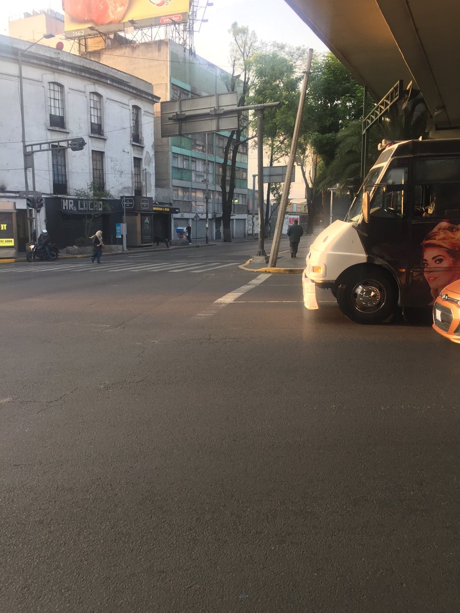 SM_Chapultepec's tweet photo. Hola @LBallesterosM nos urge una buena intervención para cruces seguros acá en Circuito y Constituyentes y Juan Escutia en nuestra colonia y justo para evitar que autobuses del #cetramchapultepec se pasen el alto https://t.co/qGcolmxyM5