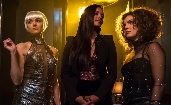 QuidVacuo_'s tweet image. Tenemos nuevas fotos de la nueva temporada de #Gotham. En ellas podemos ver al joven Bruce y The Sirens. #DCSeries #DC
