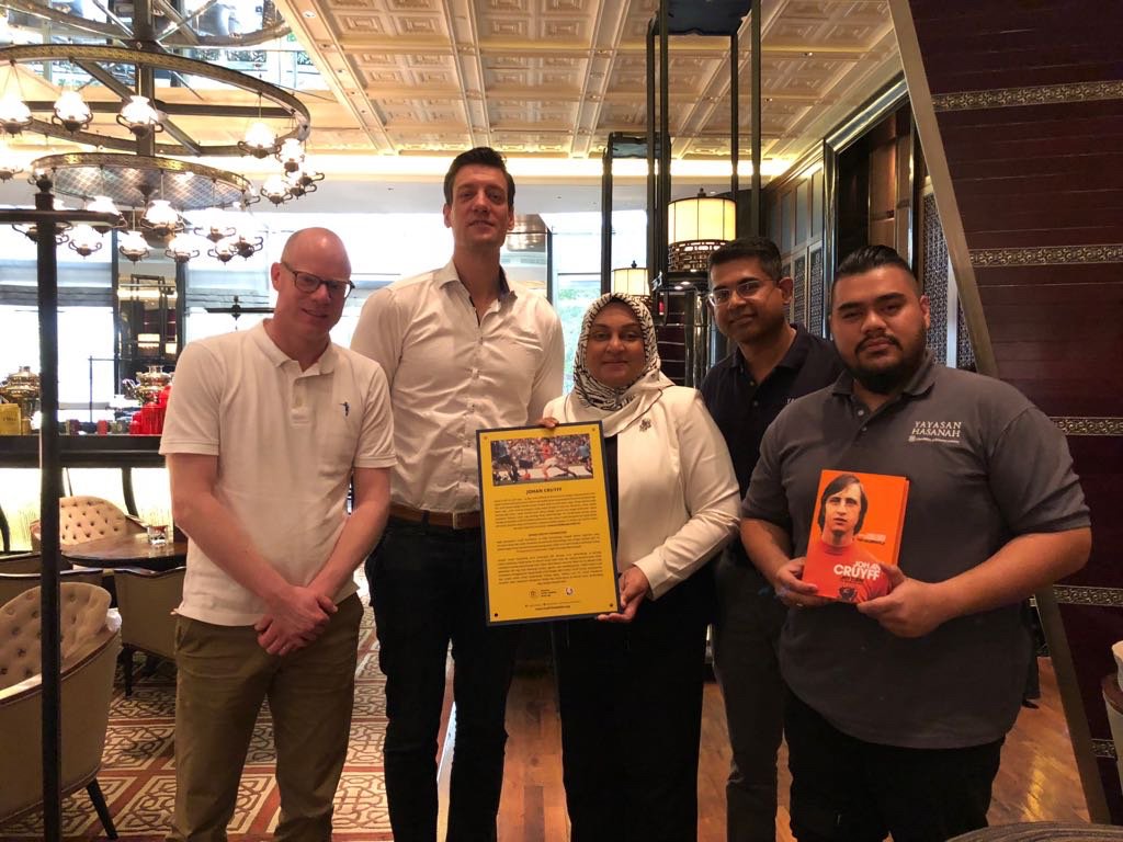 JCFoundation's tweet photo. During the Dutch trade mission to Malaysia with @MinBZ, we signed a contract with local partner @YayasanHasanah to open a new number of Cruyff Courts and possibly Special Cruyff Courts & Schoolyards14 in the country! #becauseactivechildrenmoveup
https://t.co/4SX5blIUMc https://t.co/8poTNJ9hsw