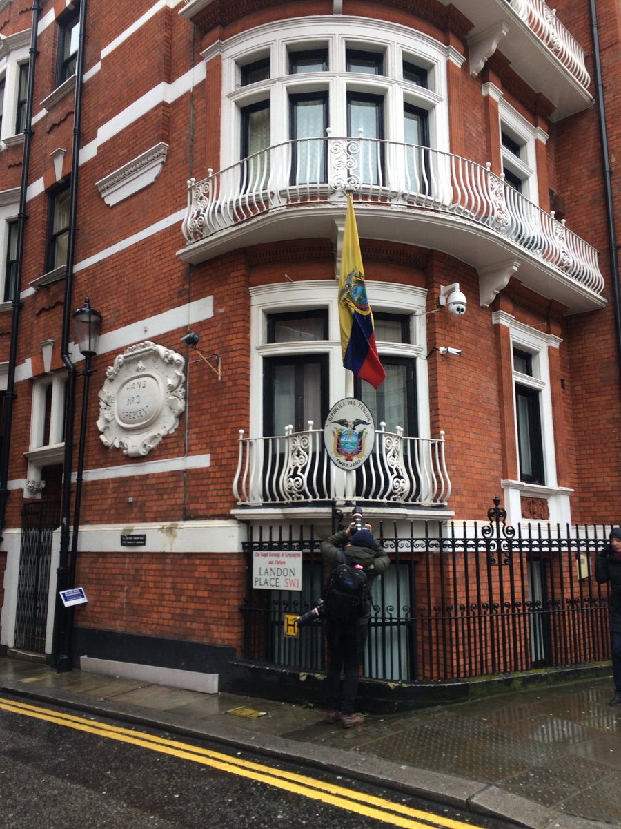 Niels_Ladefoged's tweet photo. The judge today said she had “seen pictures” of @JulianAssange on a “balcony” and therefor believed if nessesary he could “sit” there and therefor is not deprived of sunlight. This is the balcony https://t.co/H2mH0bBbrE