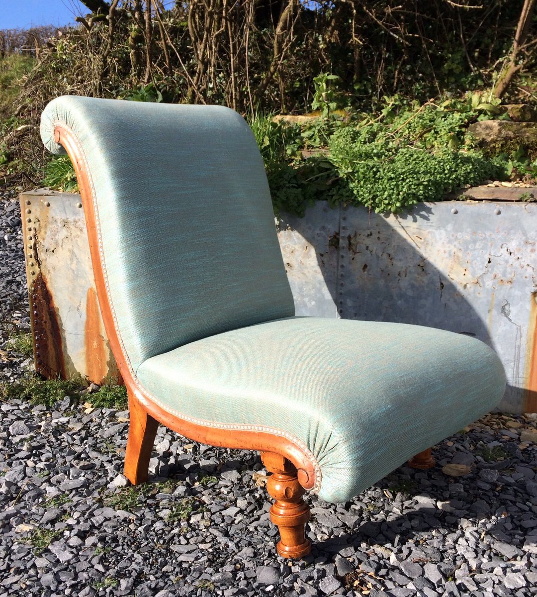 Bought at a flea market in sunny Carmarthen, lovingly reupholstered by Monika and will see out the rest of it’s days in Sunny Spain. Lucky little nursing chair.  👏🏻👏🏻👏🏻upholsterycourses.com