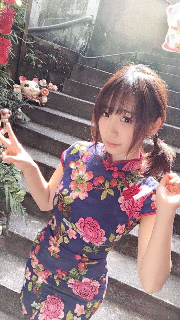 伊織もえ 新刊まもなく通販開始 Sur Twitter 台湾で買ったとても可愛いチャイナ服 お店の人が 可愛い ね 似合いそうだからこの髪飾り上げるよ って褒めてくれて髪飾り貰った すごく可愛い T Co N2q1g1n73e Twitter