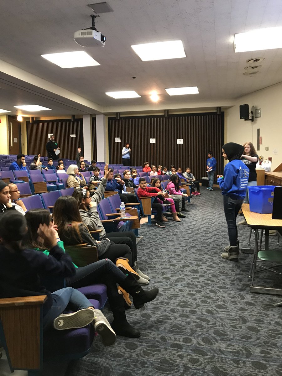 63to207's tweet image. Alyssa and yumnah leading discussions 😝#63to207 #stopblocktell