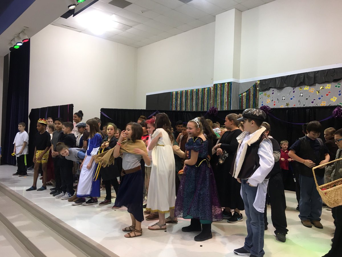 7thStapleton's tweet image. 5th Grade #CarsonStars stole the show last night when they hit the stage with their rendition of ‘The Emperor’s New Clothes’ 🎭 👏🏼 @DISDCarson @decaturisd @teacher4music