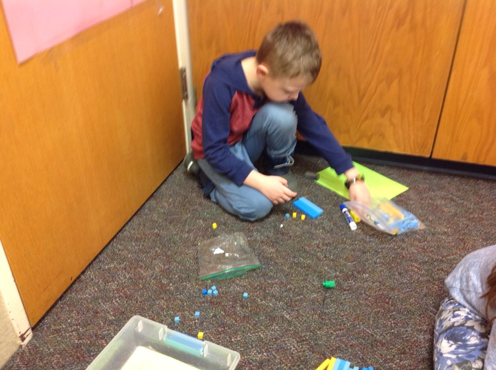 eburnsredsox's tweet photo. Place value fun! Math Workshop #rsd13ct  #brewster13ct https://t.co/UlppScCQqv