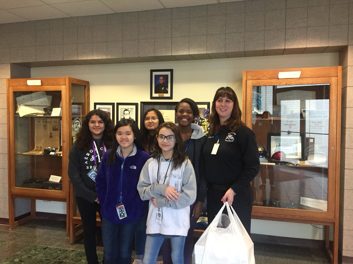 ApolloAVID's tweet photo. Spreading kindness to Richardson Police Department this morning. We appreciate all that they do to keep our community safe. #oneworldRISD @Apollo_JH https://t.co/9imm4B3pw3
