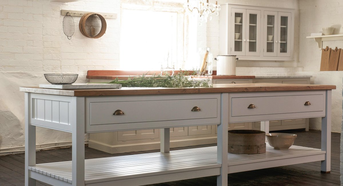 deVOLKitchens's tweet image. This is our Classic Prep Table. It has deep drawers and open storage underneath, great for families who want to show off a few things and hide a few others! #Practical #PrepTable