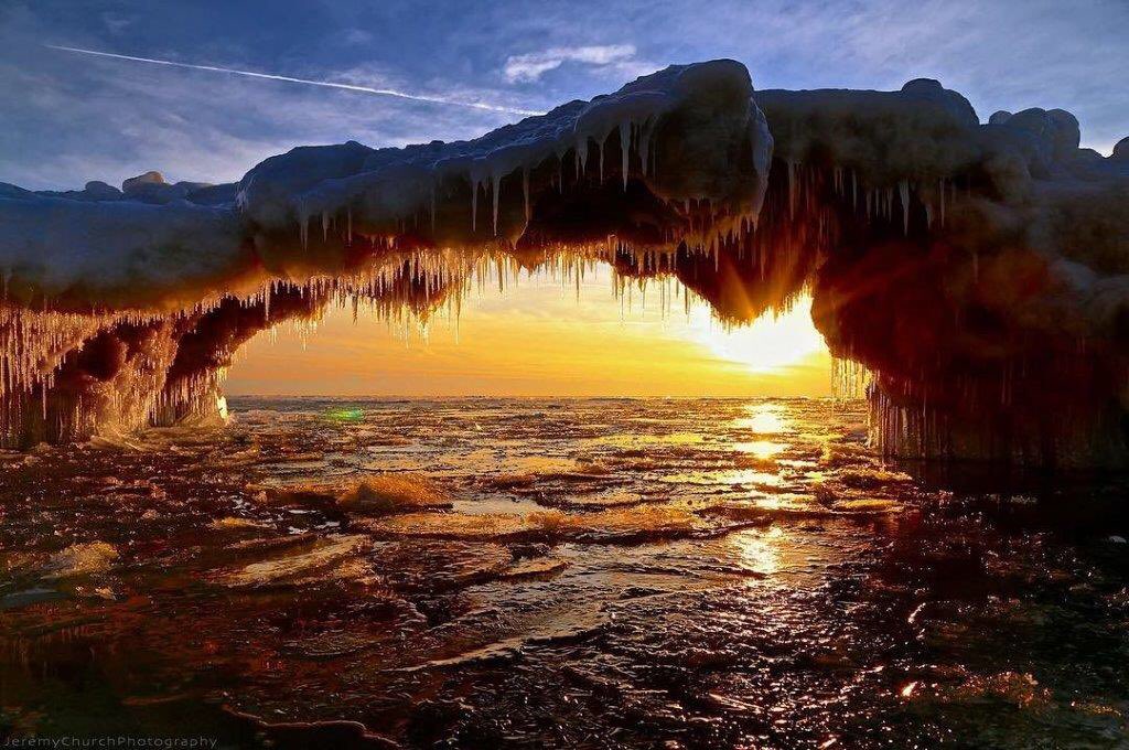 GeoMarcLaker's tweet photo. I love my Michigan! #IceArch #LakeMichigan #GreatLakes #Spectacular @ThisIsLakeMI @LakeSuperior @lipstikgeology @VistaEarth @GreatLakesNow @A4GL @MichiganOGL @PureMichigan @IJCsharedwaters @GreatLakesMaps @GrLakeMichigan @Shedd_GL @SocialGreatLake (credit:Jeremy Church photog) https://t.co/qJaAgtR5Dg