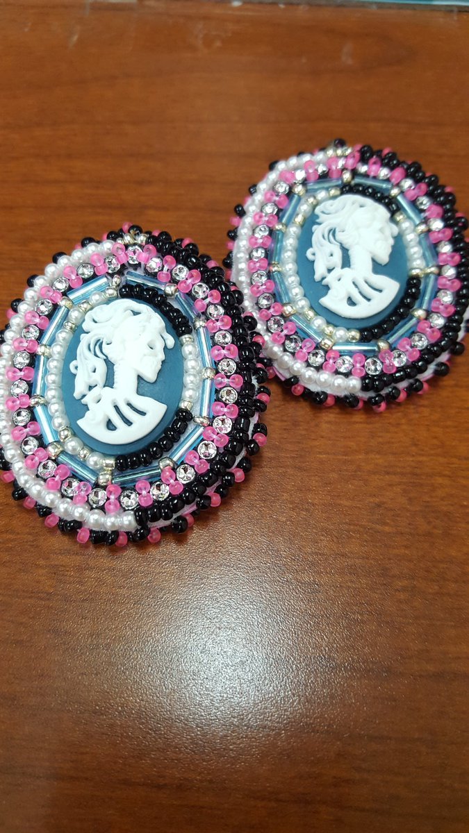 Khaos_Shi's tweet photo. Newest pair of earrings 
#beading 
#5footkhaosdoinwork 
#skulls https://t.co/l9LevqRGD1