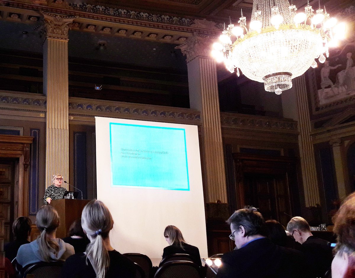 Turkudigi's tweet photo. Vuoteen 2022 mennessä julkishallinnon on tarjottava sähköiset palvelut. Myös yhteisöt ja yritykset pyritään saamaan mukaan, kertoi ministeri @AnuVehvilainen AUTA-päätösseminaarissa. Yksittäisiä kansalaisia ei velvoiteta palvelujen käyttäjiksi, kuten Tanskassa. #digitalisaatio https://t.co/4gJH6ZUcRE