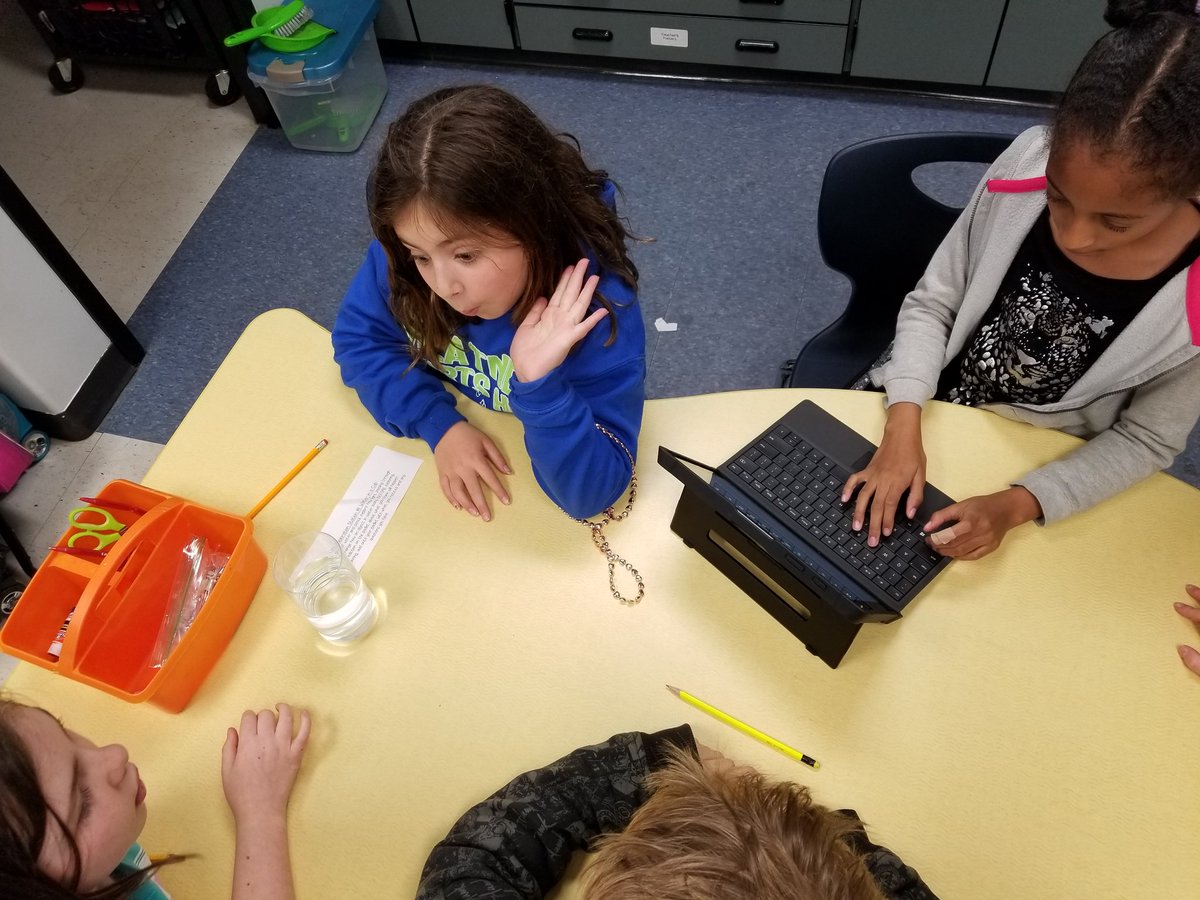 teachertay14's tweet image. Light Exploration Stations! 
#exploreBEFOREexplain #Science #TECH #funin4th @oceeotters @AnnScottHanks10 @FultonCoSchools