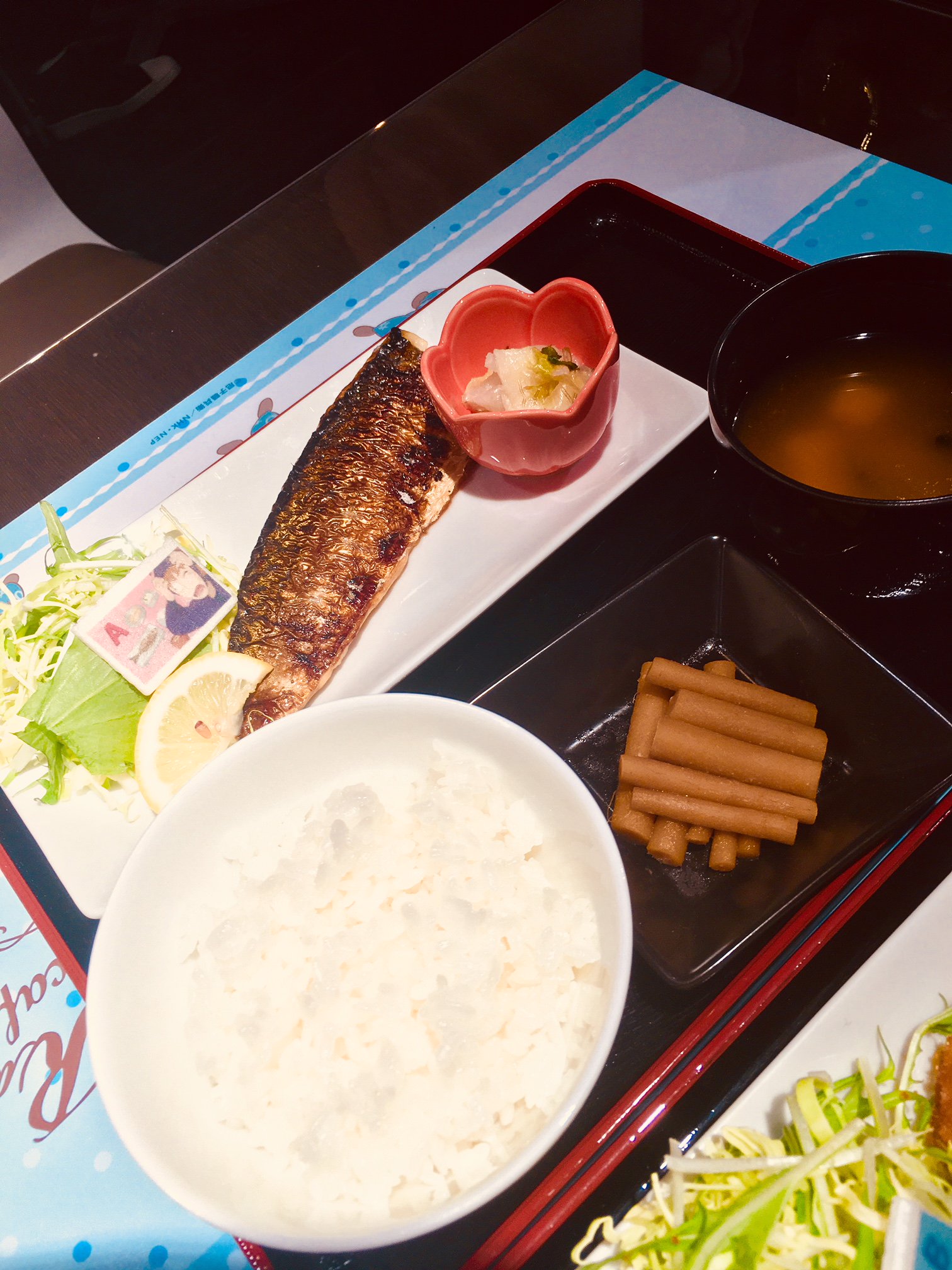忍たま乱太郎 公式 Nep 忍たま コラボカフェ 明日から新メニュー登場 今回も食堂メニュー Aランチは焼き魚とゴボウの味噌煮定食 Bランチはとんかつと大根の煮物定食 Aラン Bラン それとも豆腐地獄にする 美味しいお米の塩むすび 山田一家の 忍たま乱太郎 公式 Nep 忍たま コラボカフェ 明日から新メニュー登場 今回も食堂メニュー Aランチは焼き魚とゴボウの味噌煮定食 Bランチはとんかつと大根の煮物定食 Aラン Bラン それとも豆腐地獄にする 美味しいお米の塩むすび 山田一家の