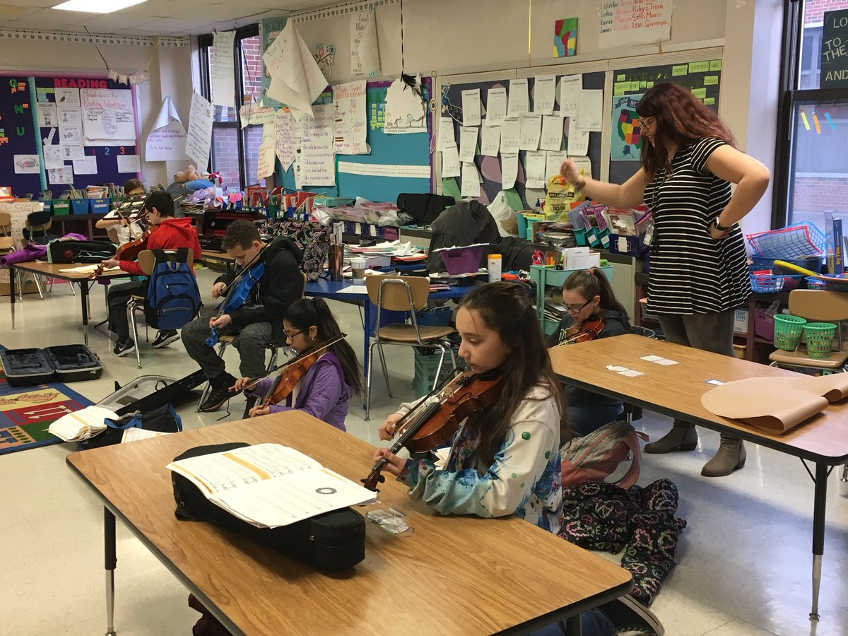 RSDlearning's tweet image. @SalProudPeacock @MarvinPrincipal Ms. Salant prepares the Marvin Orchestra students for their upcoming performance. #RitenourExcellence