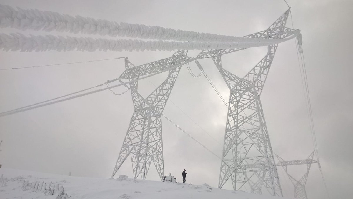 RedElectricaREE's tweet photo. Nuestros técnicos siempre al pie del cañón para que no te falte la luz… hasta en las circunstancias más adversas. Espectacular imagen de un manguito de hielo en conductores de la línea 400 kV Velilla – Aguayo (Cantabria). https://t.co/ruV7LNCa7j