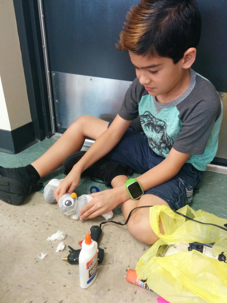 joelholtry's tweet image. Designing snowmen for craft time when we visit the nursing home. #d2 #Compassionproject @SandersSMES @herdof3rdSMES