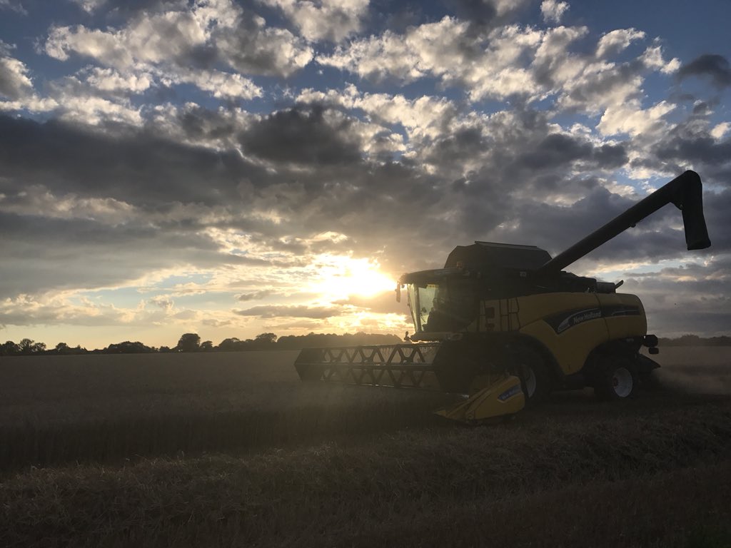 CharlesAnyan's tweet photo. Slightly late but here are 4 photos which sum up my #2017 #farmingyear. Slightly damp but not a bad one #backbritishfarming https://t.co/V1AHeYP9Mu