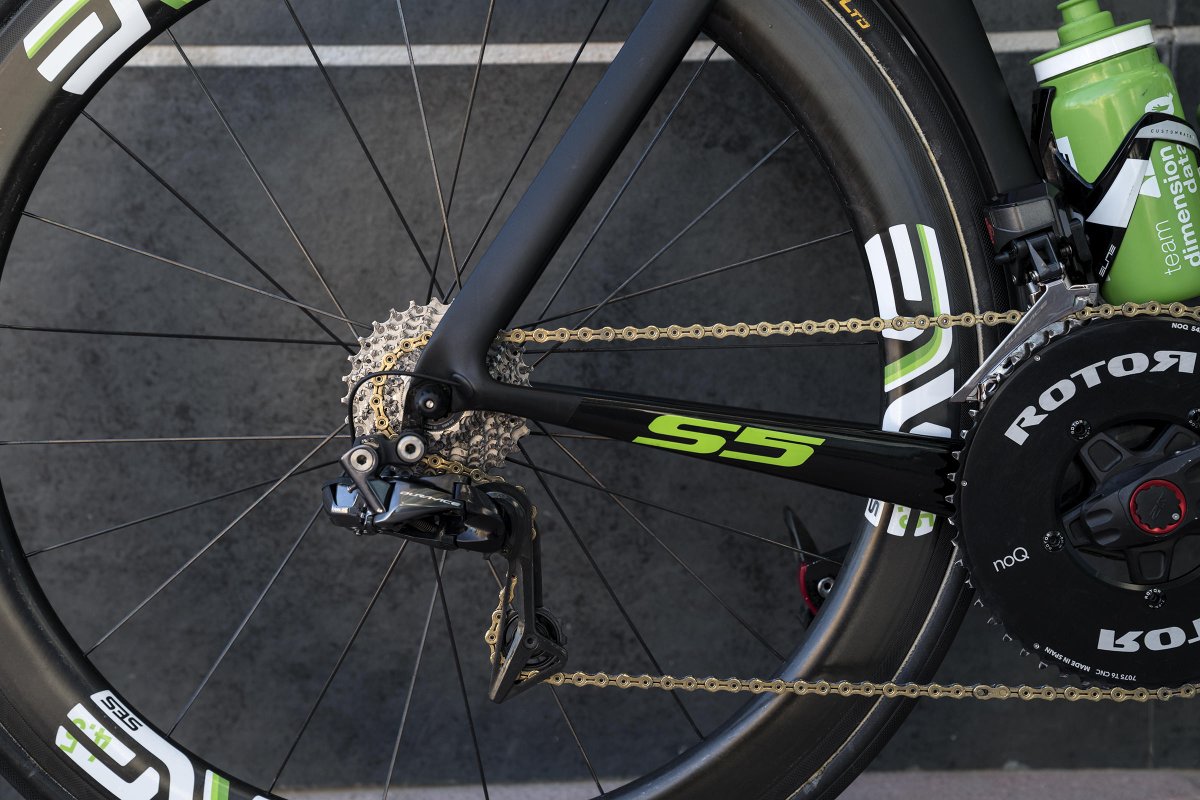 Engineered to ride and handle like a pure aero road race machine.
#S5 #Sseries 

Discover the S5: fal.cn/4KQK