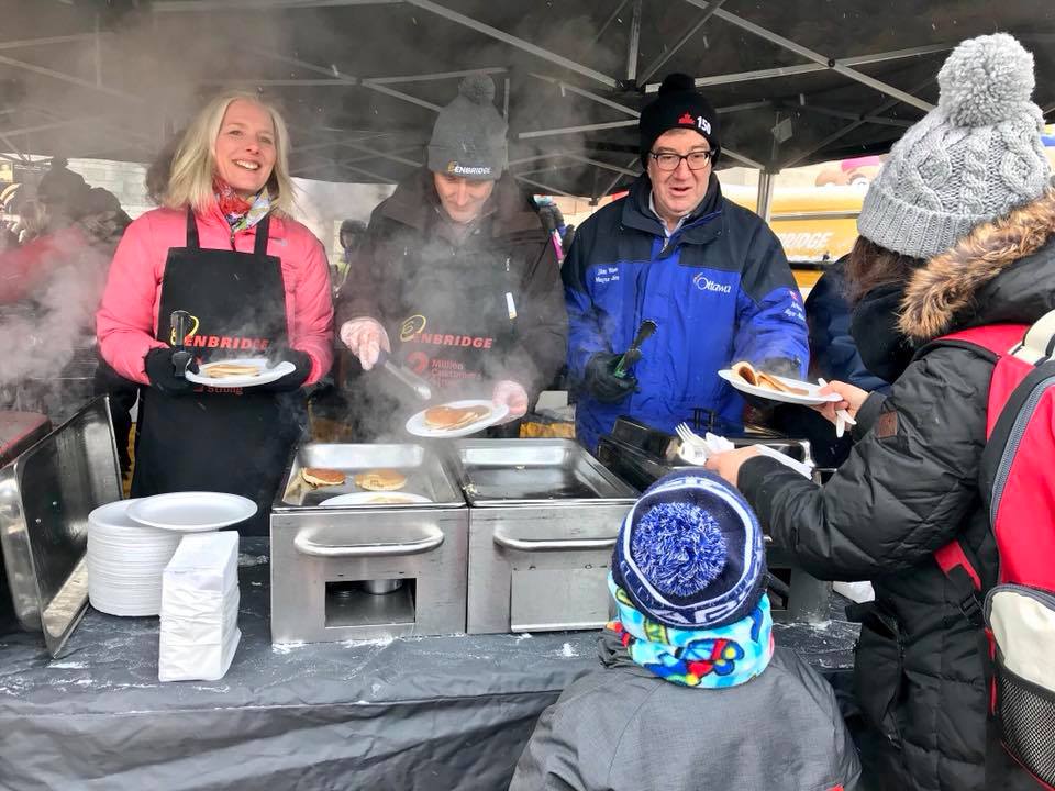 patbonin's tweet photo. PARDON?! Depuis quand la ministre de l'Env. et des #ChangementsClimatiques du Canada @cathmckenna fait de la pub./porte fièrement un tablier de la compagnie de #pipelines de #sablesbitumineux #Enbridge !
#polcan #NoLine3 #Noline9 #StopLine9 #climat #eau https://t.co/nLuhGtElzv https://t.co/fXrs4fgdj4