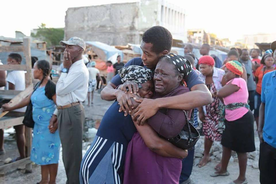 BlodsonPierre's tweet photo. Triste pour Haiti: Marché en fer, une ennième fois, sous le feu des anarchos. Que les auteurs de ce drame soient appréhendés. https://t.co/jA0E3I7Avo