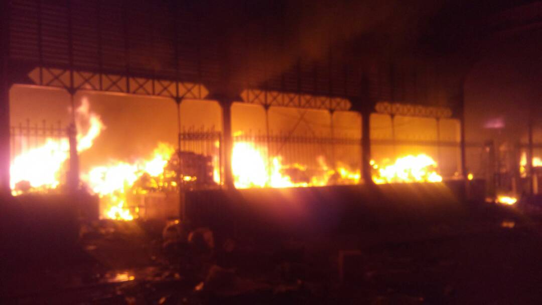 BlodsonPierre's tweet photo. Triste pour Haiti: Marché en fer, une ennième fois, sous le feu des anarchos. Que les auteurs de ce drame soient appréhendés. https://t.co/jA0E3I7Avo