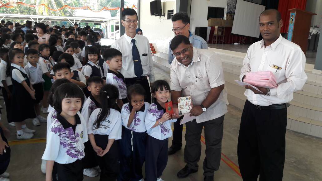 PerakPpmb's tweet photo. Dato V Elango Penasihat MB Perak:

Pagi tadi menyampaikan Duit Raya dan Kad Ucapan Tahun Baru Cina kepada semua pelajar SJKC Keow Min di Hutan Melintang, Bagan Datuk serta sumbangan hamper kepada guru-guru dan kakitangan sekolah. https://t.co/LrQawgbeVt
