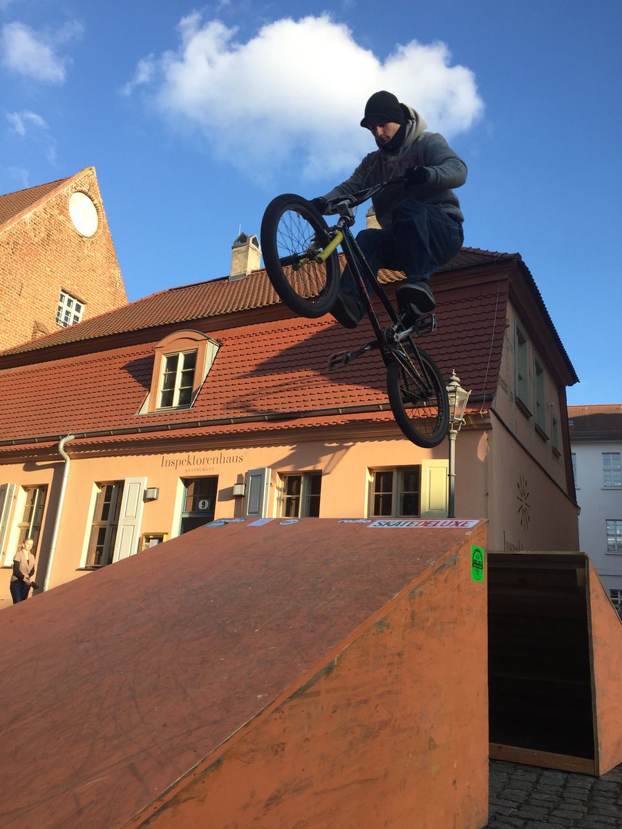 #Skateboarder und #BMX-Fahrer vor dem #Rathaus: Bürgermeister #SteffenScheller stellt zusammen mit knapp 30 Mitgliedern des #Rollklub Brandenburg e.V. Unterstützung für #Skaterhalle mit 60.000 Euro vor. 
facebook.com/stadtbrandenbu…