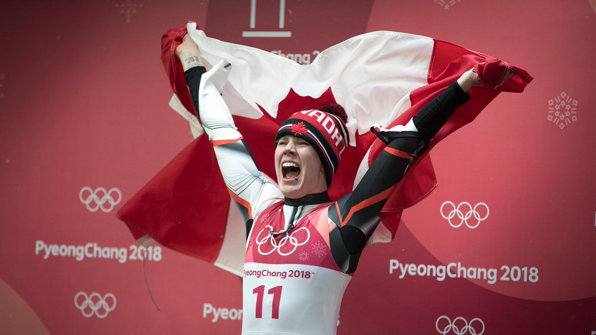 Equipe_Canada's tweet photo. Toute une journée pour #ÉquipeCanada 🇨🇦, avec 3⃣ nouvelles médailles au tableau! 💪 Les détails : https://t.co/3WnM8dVqAz 

✅L'🥇 en #curling pour @LKLawes-@johnnymocurler 
✅Le 🥉 en #Luge pour @AlexGoughLuge
✅L'équipe de ⛸️ de vitesse 🚹 en finale du relais 5000 m. https://t.co/FpsVbaw7j4