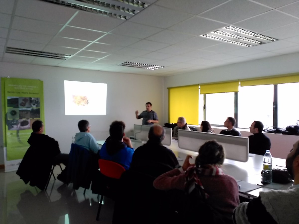 Continuamos el curso de #truficultura con la ponencia de <a href="/Luis_santosdb/">Luis Santos</a> de <a href="/IDForest/">IDForest</a> hablando del ciclo biológico de la #trufa.