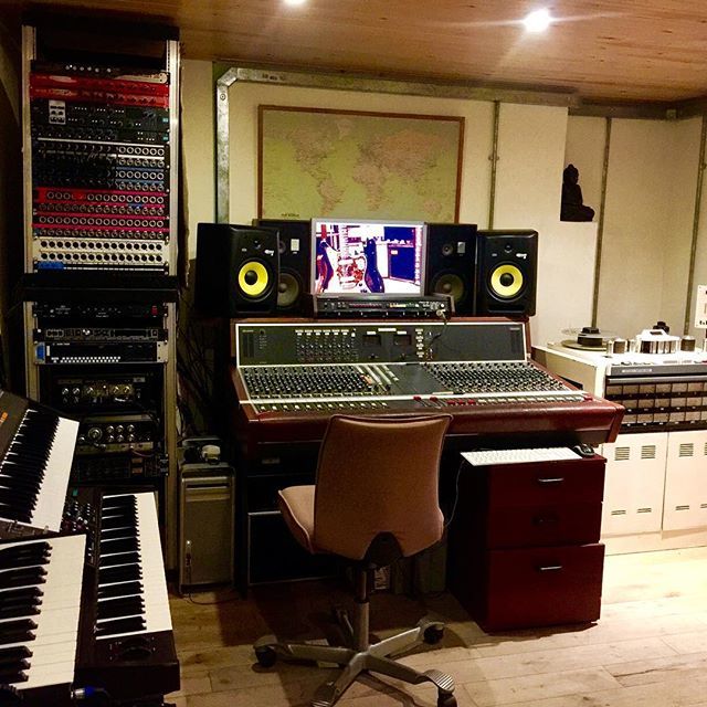 RedSquirrelIOW's tweet photo. #studio #recording #recordingstudio #analog #synths #roland #juno106 #yamahadx7 #krk #drawmer #rolanddc50 #spacewcho #re201 #patchbay #otari #tapemachine #reetoreel #studer #studer902 #mixing #gearporn #korg #korgms10 #focusrite #reverb #behringermodeld https://t.co/e7YbwxRULp https://t.co/UpDpPy3bcd