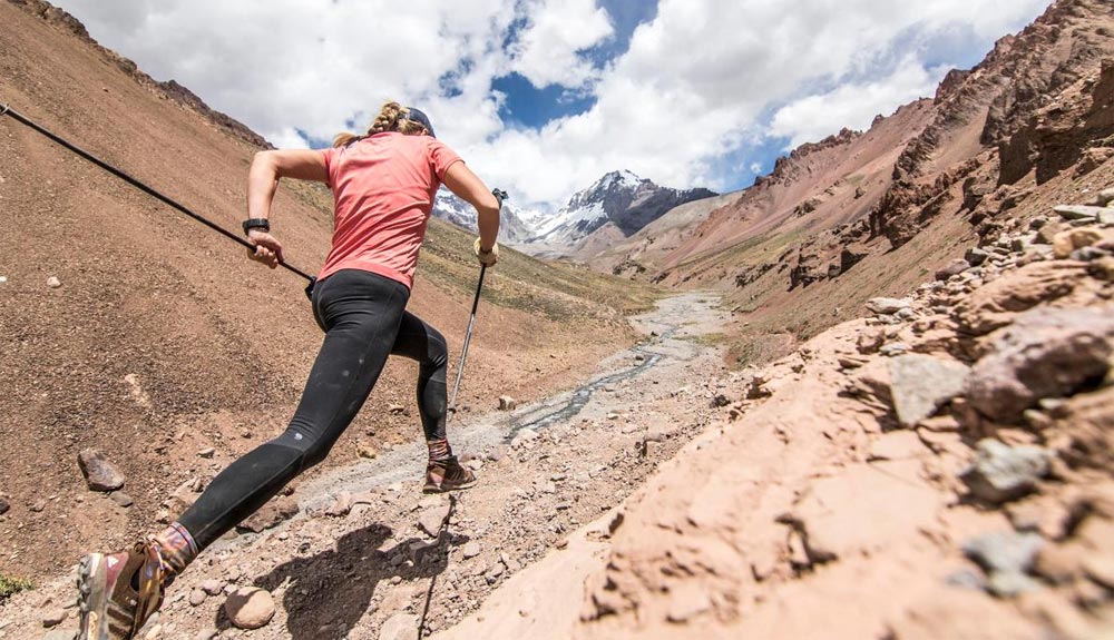 Una barbaridad. 
Sunny Stroeer da la vuelta completa al #Aconcagua y hace cima, en solitario y non-stop. 47 horas de actividad inédita para una mujer.
goo.gl/2XvwH1