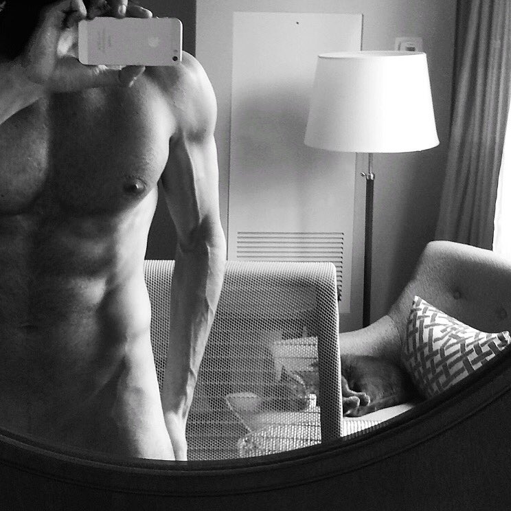 MarioCimarro's tweet photo. ..le prometi que la besaria un millon de veces antes de morir, cincuenta al dia por el resto de mi vida, asi cuando ya no estuviera, ella podria sonreir sabiendo que no hubo tan siquiera un pequeño espacio que me falto por besar! https://t.co/yzC1FNfXgt