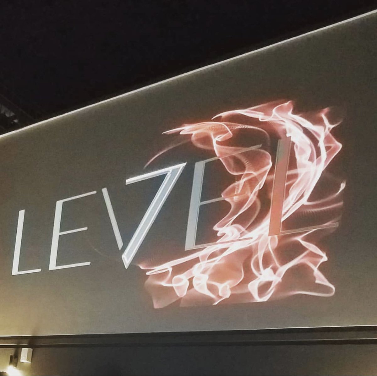 Level7RoofBar's tweet photo. Join us for live #tunes on the patio this Thursday featuring Andy Hall from 7pm-10pm. 
📸: sugar_n_spice33 
.
.
#LiveMusic #NCMusic #NorthHills #ExploringTheTriangle #Raleigh #RooftopBar #tunesday #919bar https://t.co/cv7pE5IOWu