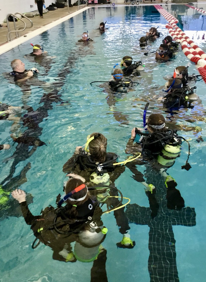DocPainter's tweet image. Students at @NKMSchool learn scuba diving in the @khswalkernat during Pursuit Week. What a great experience! @kwoodschools #wonder #connection #joy @KSDLearns