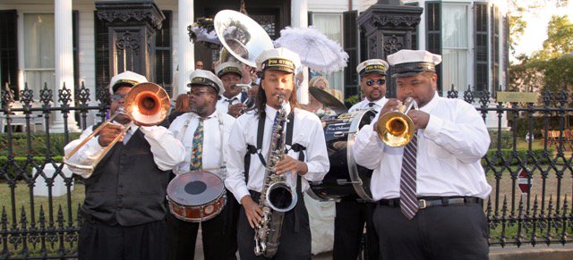 Happy Mardi Gras - we hope you're dancing in the streets! 📸: David Tompkins Photography