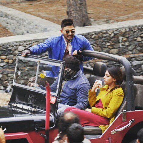 cinethop's tweet photo. New Stills 😍😘 💙 guitar lo champesdu @alluarjun @ItsAnuEmmanuel 
#NaaPeruSuryaNaaIlluIndia https://t.co/TsmAKYKsFs