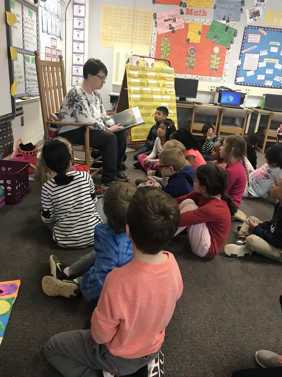 MsBrownsBunch's tweet photo. Weβre so lucky to have hook a book volunteers! #fwesinspireslearning #hookabook https://t.co/Vgrvmw1luE