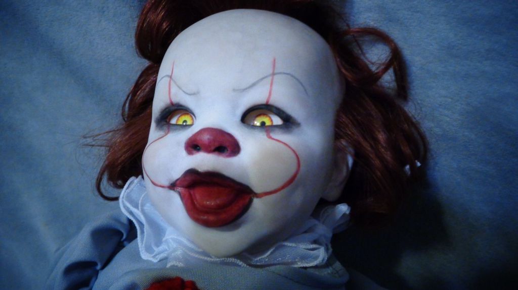 This “Baby Pennywise” Doll Will Probably Ensure You Never Sleep Again bloody-disgusting.com/toys/3483017/b…