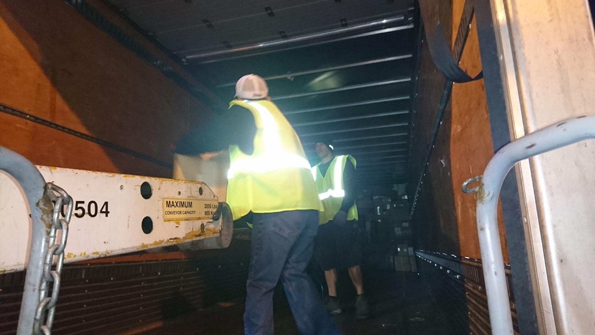 upsgatewayslc's tweet image. SLC Gateway Twilight employees wearing their vests, while loading in the yard! Thanks for being seen!! #CaughtSafely @DesertMTUPSers @luke_brwnldr @CharlieBeswick