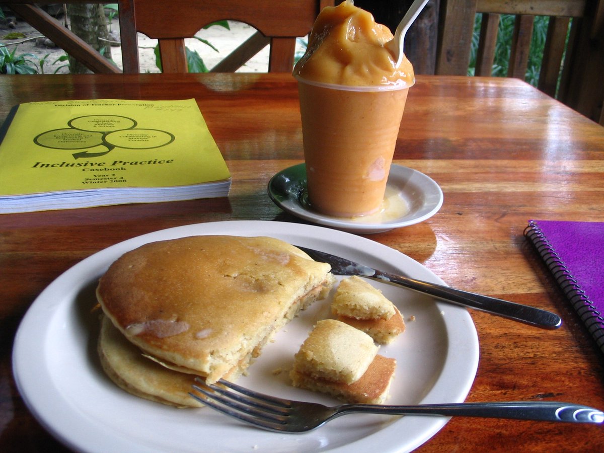 TravelFearless's tweet photo. So I’ve heard it’s #PancakeDay! I don’t have time to make pancakes before work but I can do a #PancakeThrowback to these fluffy banana pancakes (and fruit smoothie!) I had at Rudy’s on #Roatan!
#PancakeTuesday #ttot https://t.co/DYrnvm2Wh0