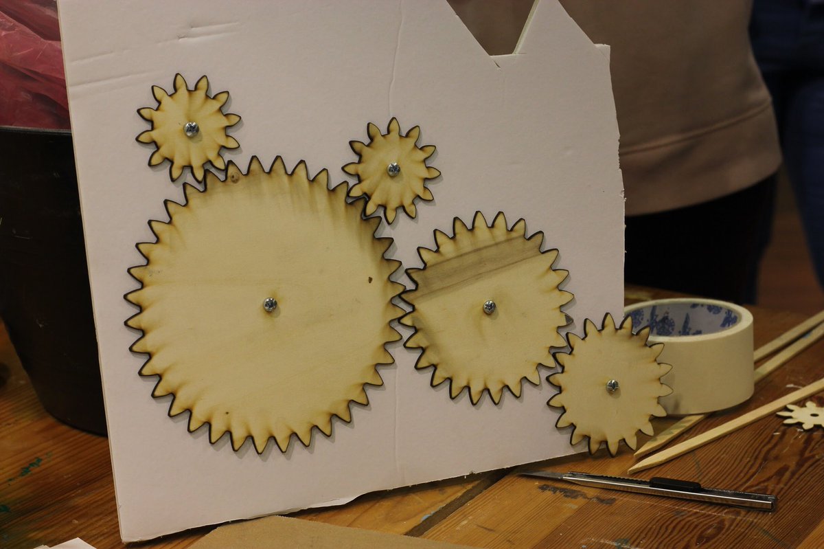 FABLAB_Dhahran's tweet photo. يتم استخدام آلة القطع بالليزر لقطع الالواح وتحويلها الى تروس لتوليد الطاقة الحركية. #FABLAB_DH #KFUPM #KFUPM_DSR #ithra #Energy_Bike https://t.co/SxYNB4I9BB