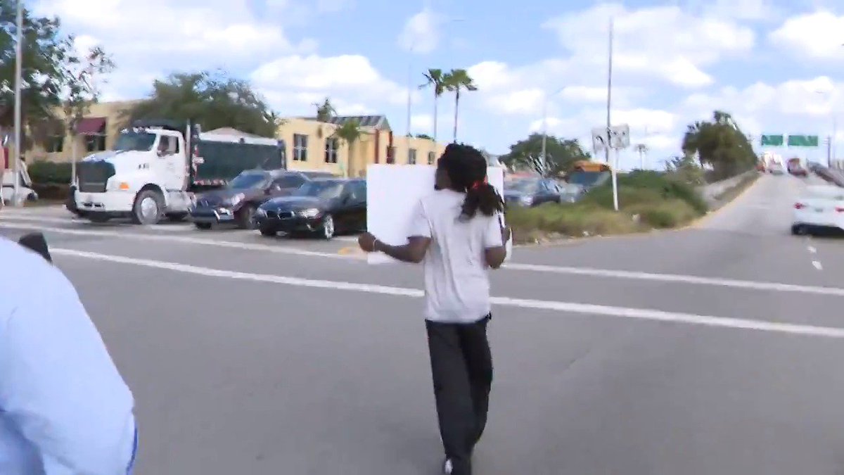 "Players" run when they're caught collecting donations for  a team that doesn't exist bit.ly/2G73DOg https://t.co/SfyM67Bkyo