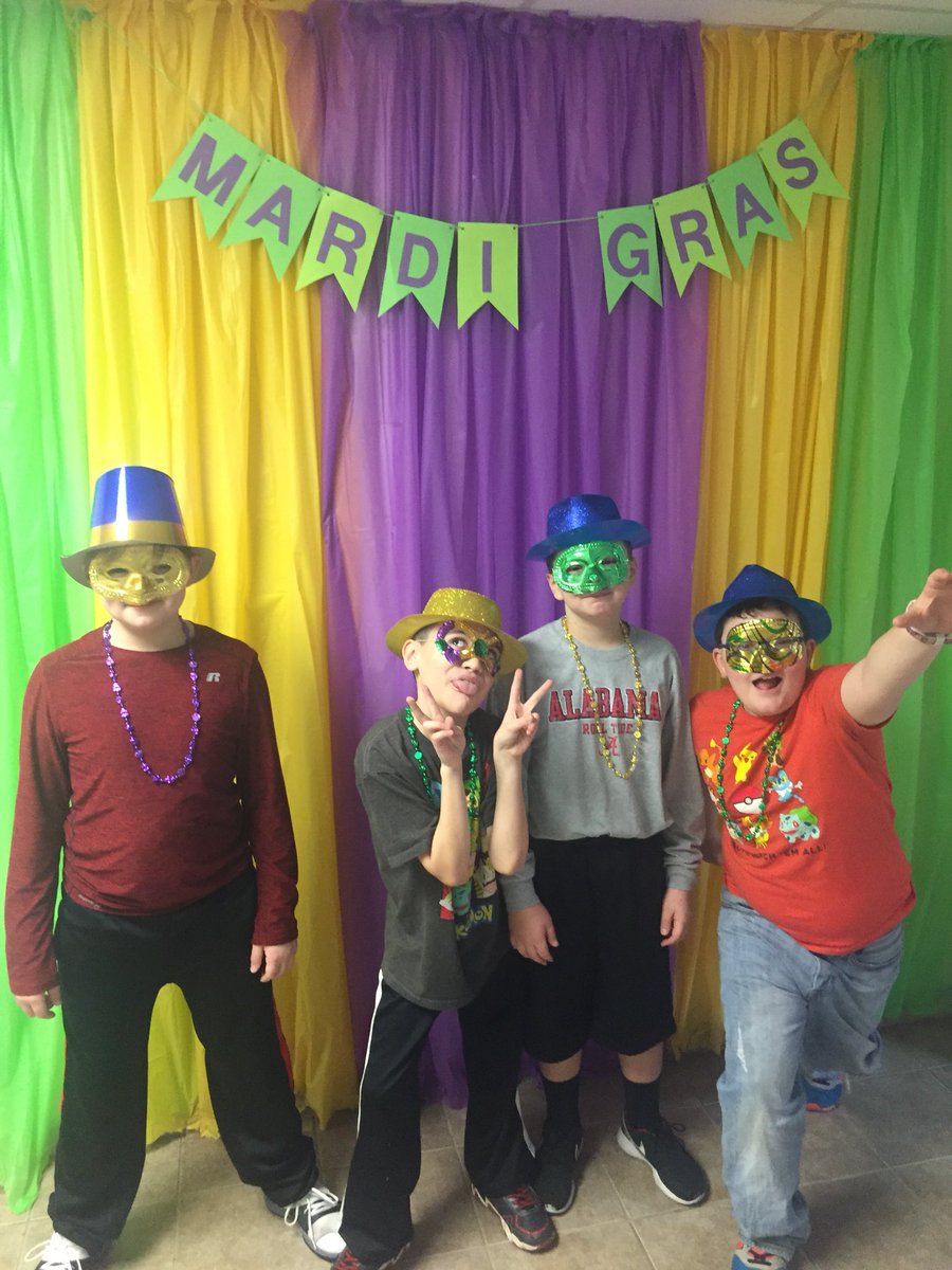 Celebrating Mardi Gras at Walnut Park today!  <a href="/kwoods2468/">kwoods</a> <a href="/WPES5thGaskin/">Gaskin's 5th Grade🍎</a> <a href="/wpeslib/">Walnut Park Library</a>
