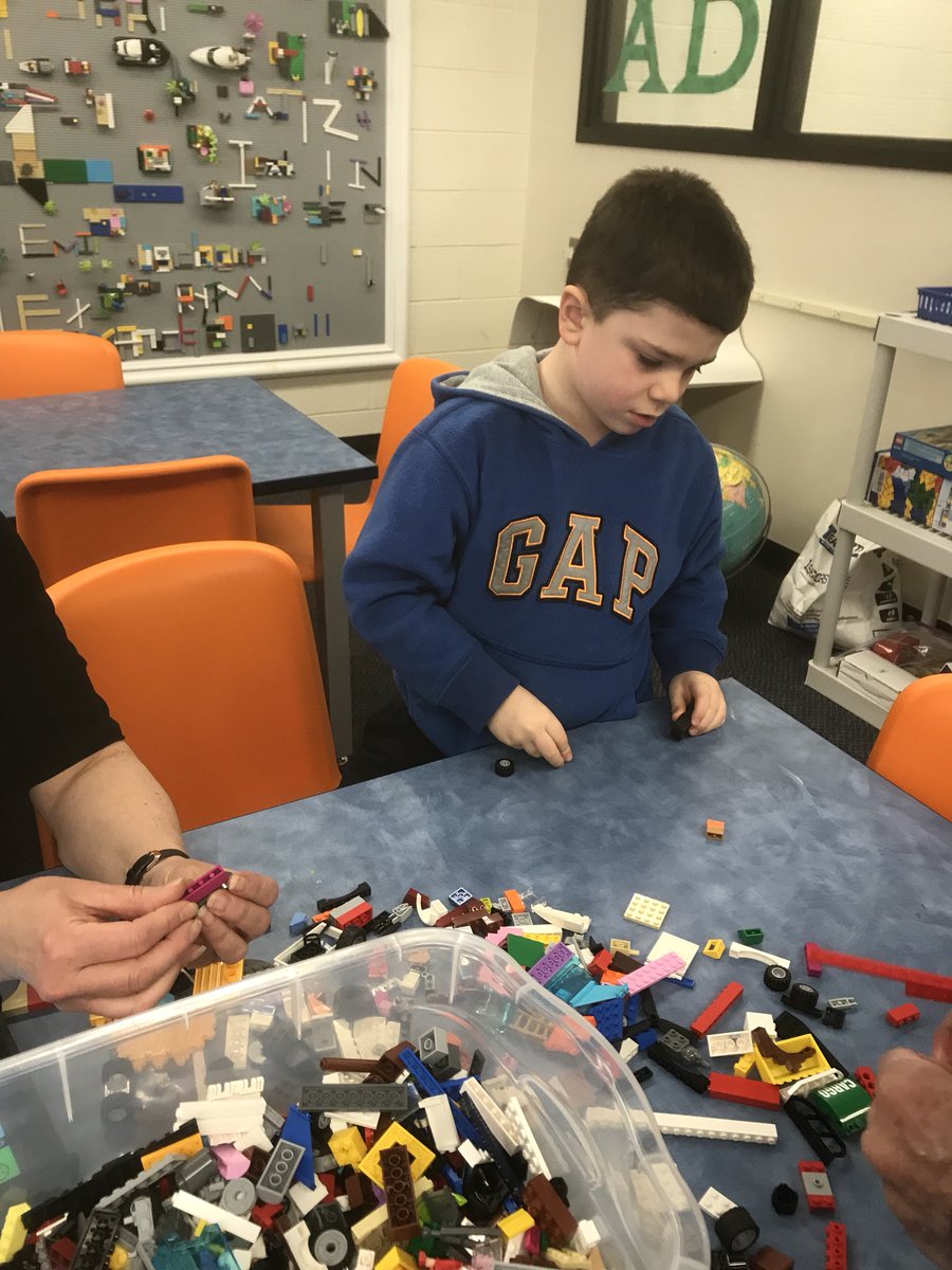 PESlibrary1's tweet image. LEGO rewards! #funwithlegos @PomperaugES