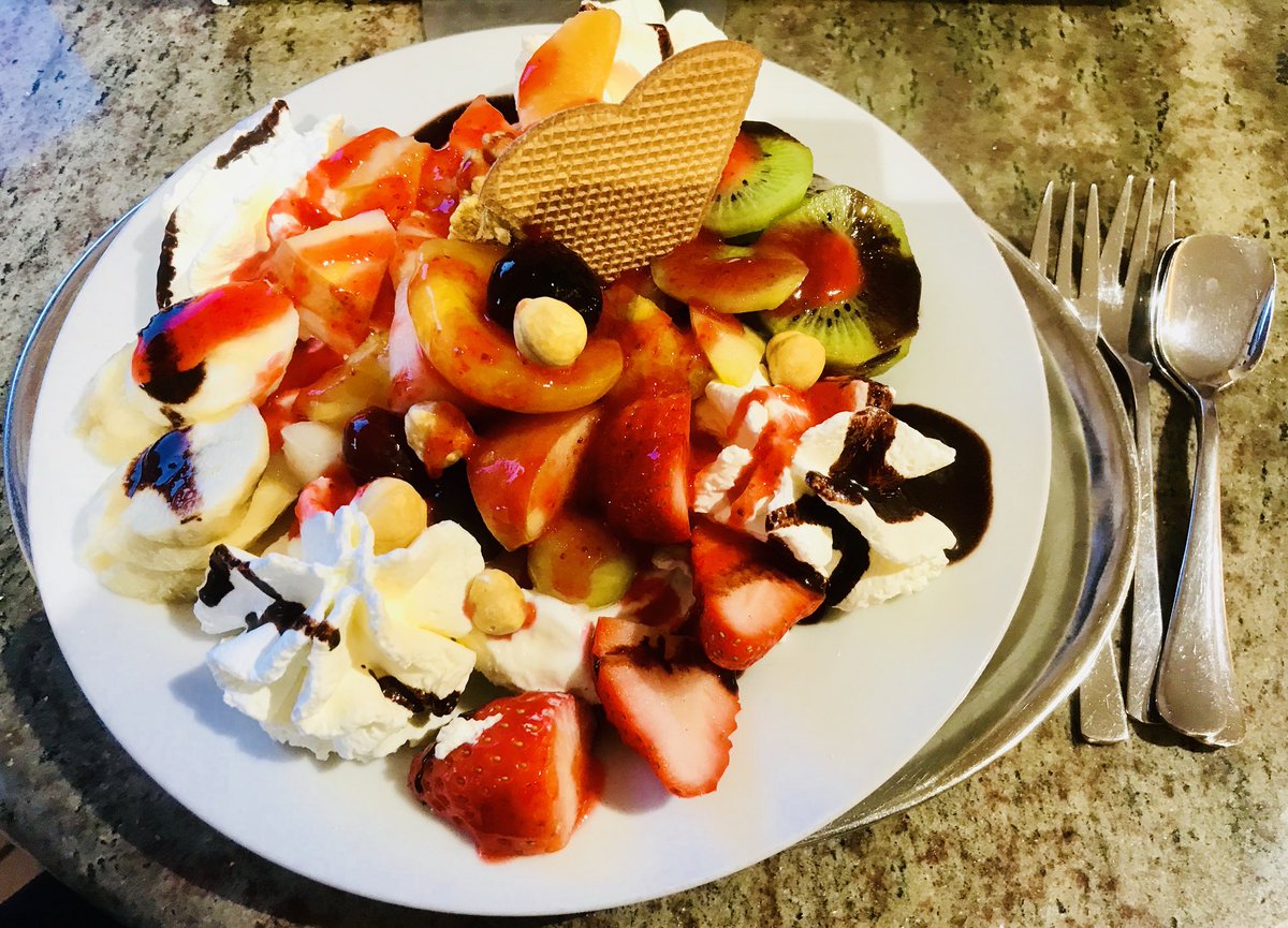 OffermannsOff's tweet photo. Mein erstes #Eis bei #Tino in #Brempt - noch vor der #Fastenzeit! Lecker, wie immer! Der #Kellner gönnte mir die #Portion nicht alleine. Er legte mir (für meine #Partnerin gleich mit) gleich zwei #Gabeln und #Löffel dabei. https://t.co/qKuMRtaxOX