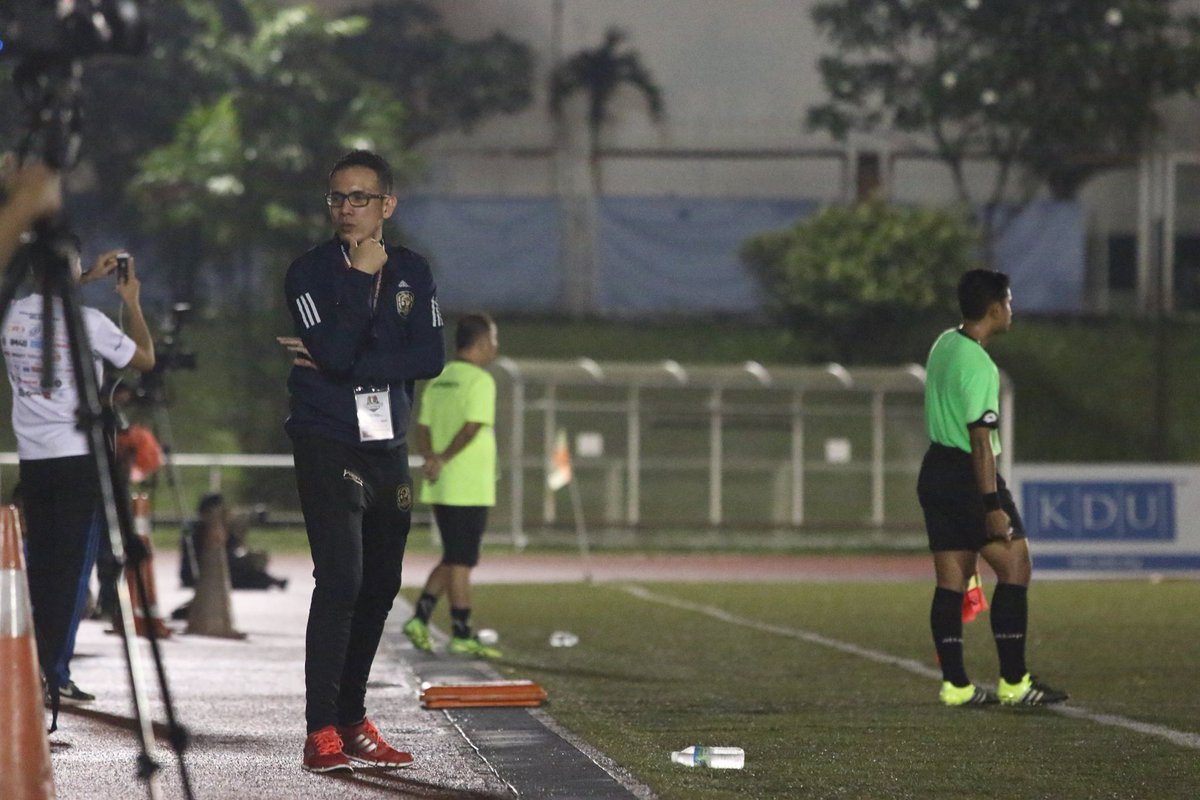 padangbolasepak's tweet photo. In this photograph, two managers of their respective teams during the #SCL2017. Furthest is Gan Chee Lim, the other is Shaifulnizam.
Respective managers of Southern FC & @Axis_O2FC.
Tonight, the teams created history, advanced from the 1st round of #PialaFA2018. https://t.co/DXDoLLSOLA