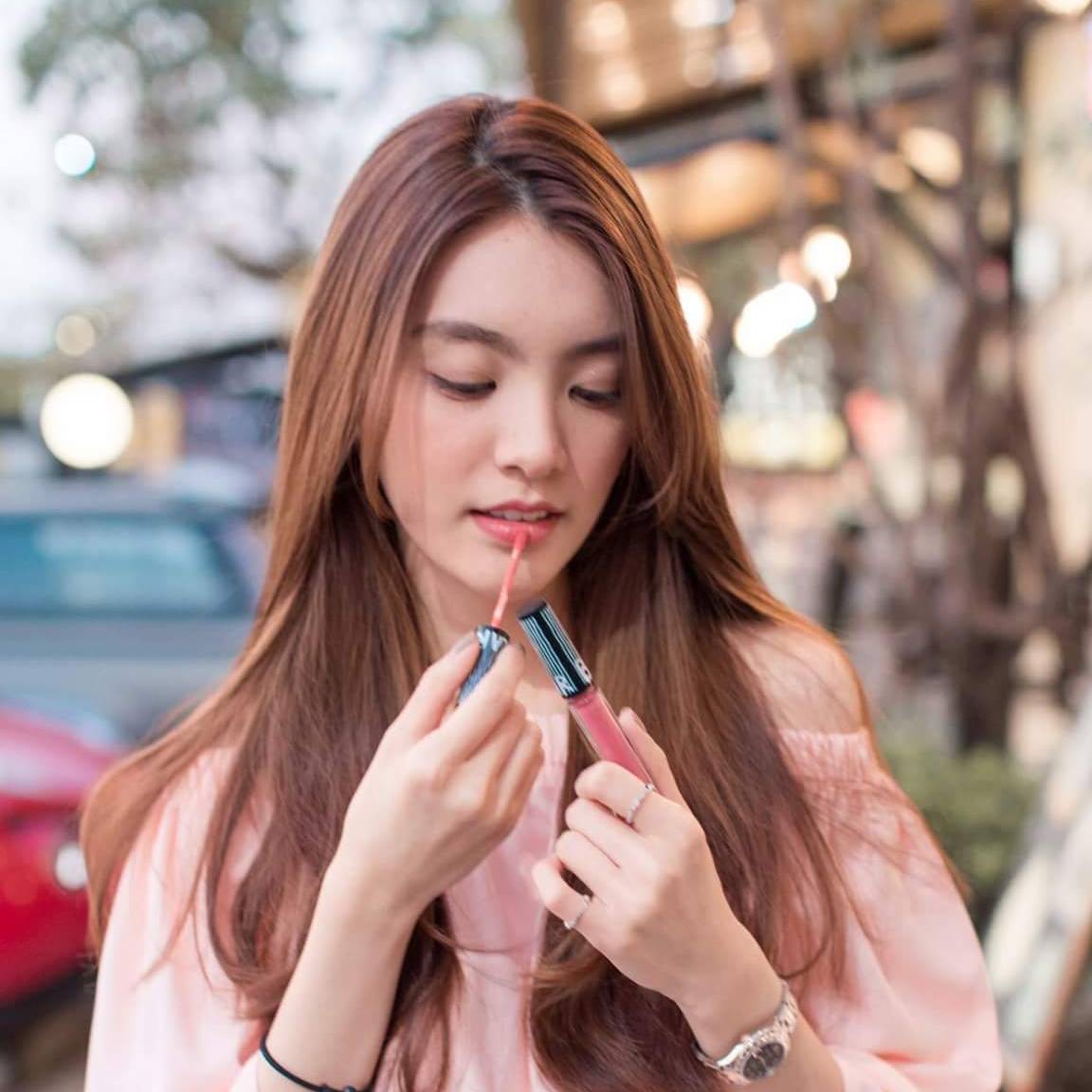 BIPolarCosme's tweet photo. Bi.Polar Lip ʕノ•ᴥ•ʔノ ลิปหมีที่เน้นการบำรุงจากธรรมชาติ 
☘ สำหรับริมฝีปากบอบบางแพ้ง่าย ☘
| ปากแห้ง | ปากลอก | ปากแตกเป็นขุย | ลิปตกร่อง | แห้งจนตึง | 
ราคา แท่งละ 390฿ 
ซื้อ 2 แท่ง 700฿ จากปกติ 780฿
ซื้อ 6 แท่ง 1990฿ จากปกติ 2,340฿ พร้อม Box set แบบแต่งโต๊ะได้
#HowtoPerfect https://t.co/iTvU2MLByx