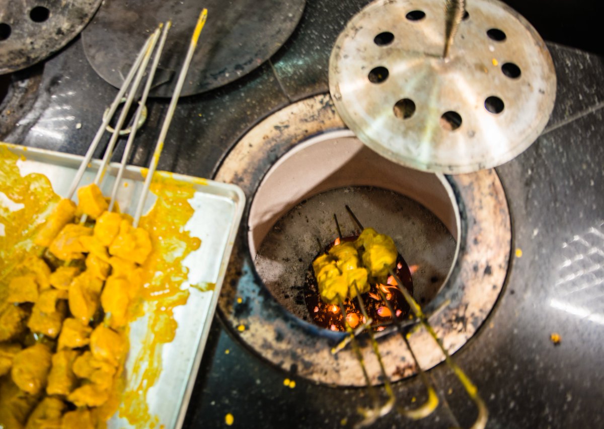 CREMicrosoft's tweet photo. We try to reflect Microsoft's diversity in the food we serve. Research helps ensure us we are offering diverse flavors from around the world. From authentic hand made dim sum and noodles, to a Himalayan station feat. a tandoori oven, options are endless! #WhatisCRE #Microsoftlife https://t.co/WywCXgbEF3