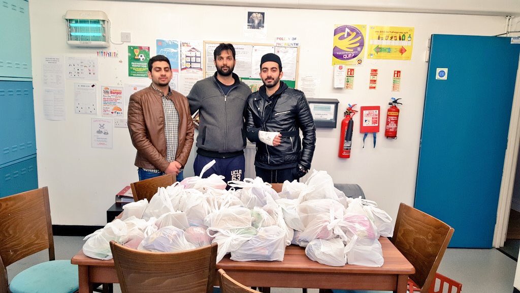 AMYA_Humanity's tweet photo. This past weekend, members of @MKA_NW @MKAUK_Islamabad generously distributed food &amp; water packs to vulnerable members of society via @salvationarmyuk and on the streets! 

@UKMuslimYouth showing true teachings of Islam. Serving humanity is part of our faith #MuslimsForHumanity https://t.co/X7C7e2tT2h