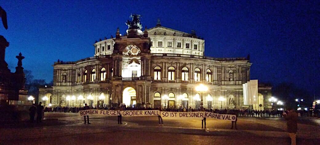 linksjugend_DD's tweet photo. Eine spontane Transpiaktion am Theaterplatz, während der Menschenkette, entdeckt. Bomben fliegen, großer Knall, so ist Dresdner Karneval. ¯\_(ツ)_/¯ #dd1302 https://t.co/Niqd7u9LVq